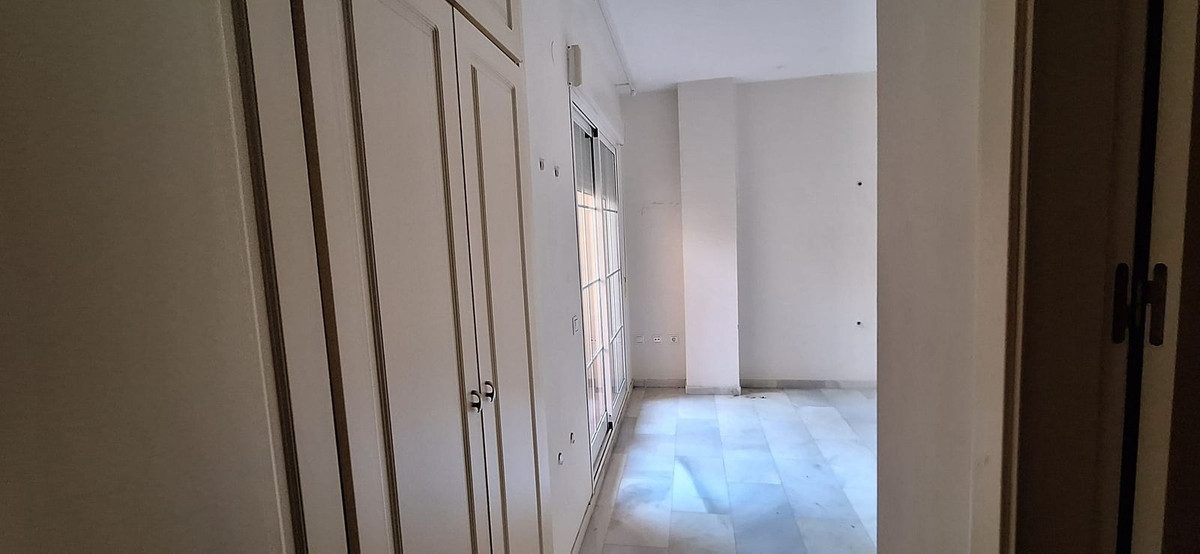 Middle Floor Apartment in Marbella, Costa del Sol – 2 beds – 420000 € - photo 9 of 17