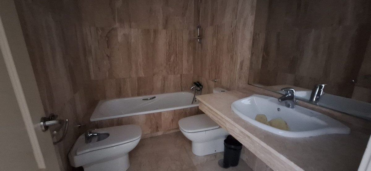 Middle Floor Apartment in Marbella, Costa del Sol – 2 beds – 420000 € - photo 11 of 17