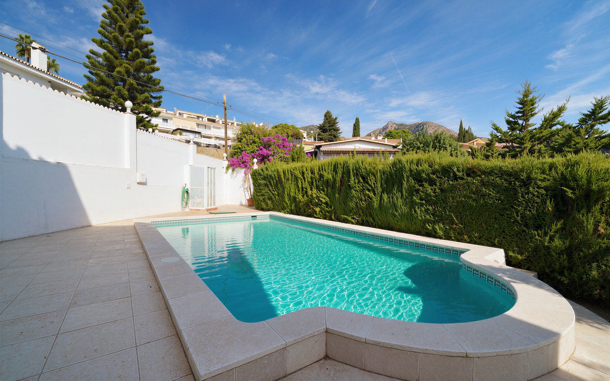 Detached Villa in Benalmadena, Costa del Sol – 5 beds – 645000 € - photo 2 of 43