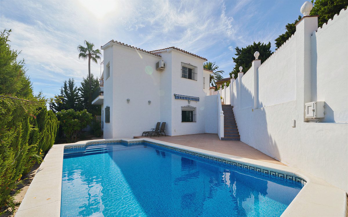 Detached Villa in Benalmadena, Costa del Sol – 5 beds – 645000 € - photo 3 of 43