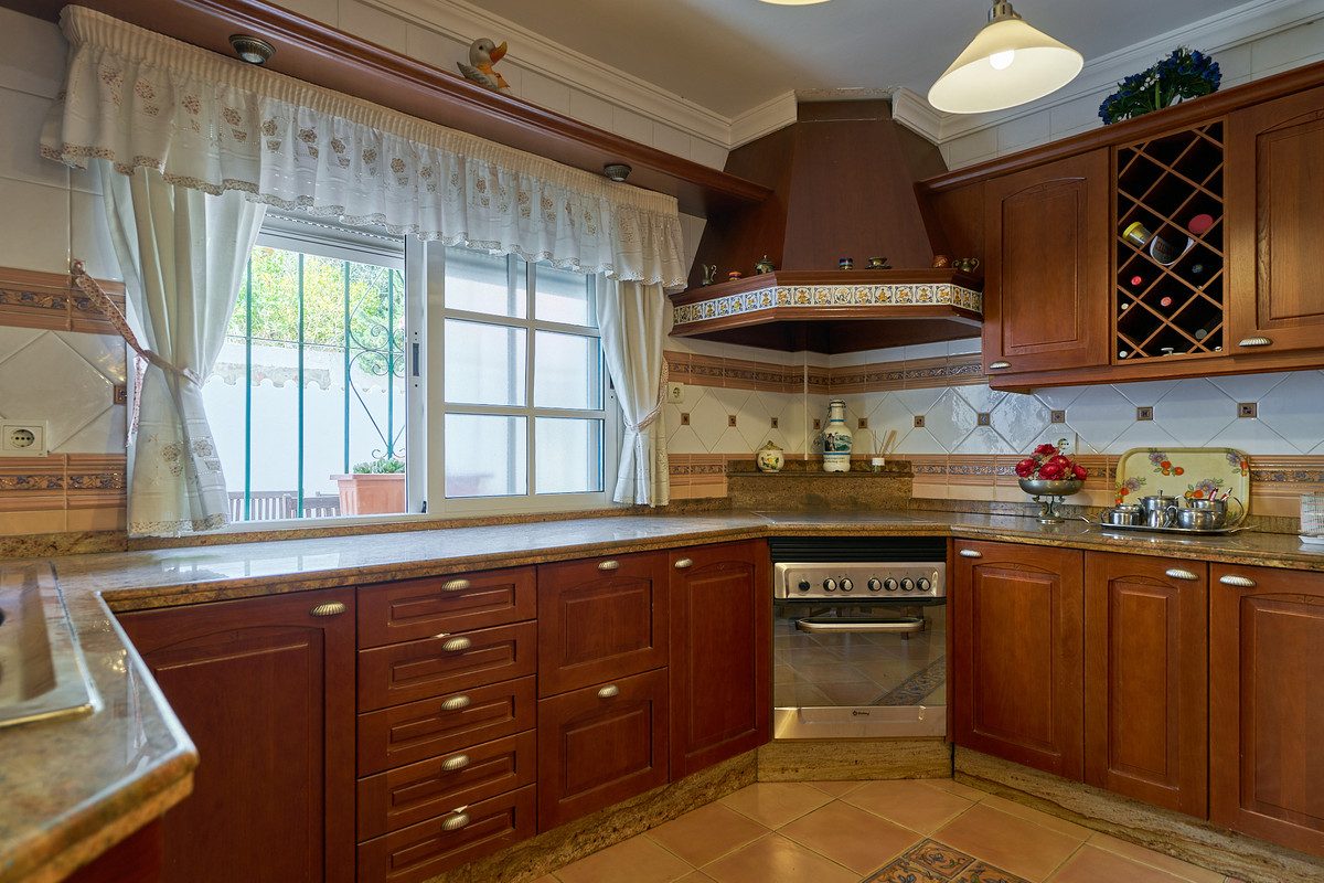 Detached Villa in Benalmadena, Costa del Sol – 5 beds – 645000 € - photo 10 of 43