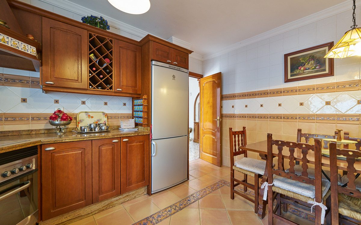 Detached Villa in Benalmadena, Costa del Sol – 5 beds – 645000 € - photo 11 of 43