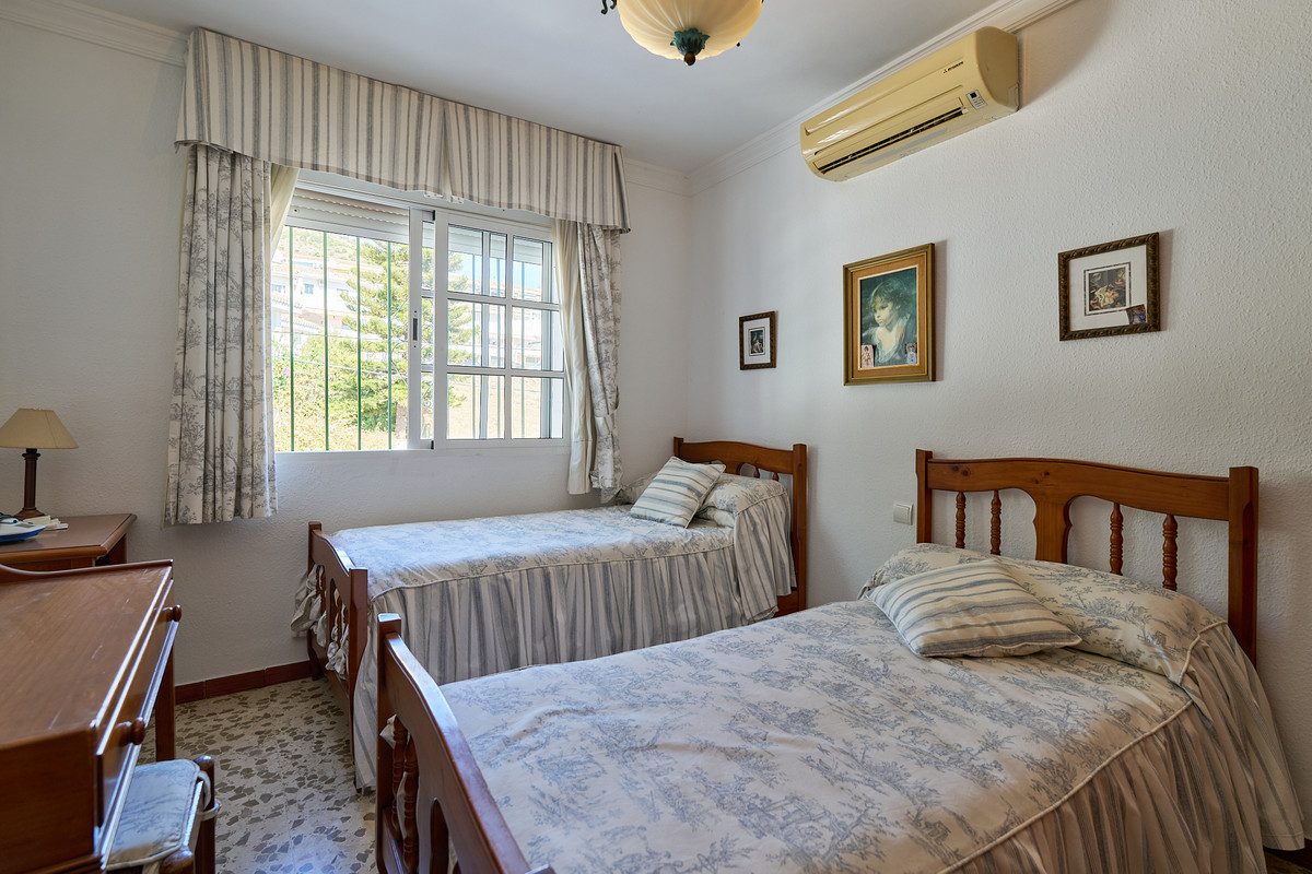Detached Villa in Benalmadena, Costa del Sol – 5 beds – 645000 € - photo 28 of 43