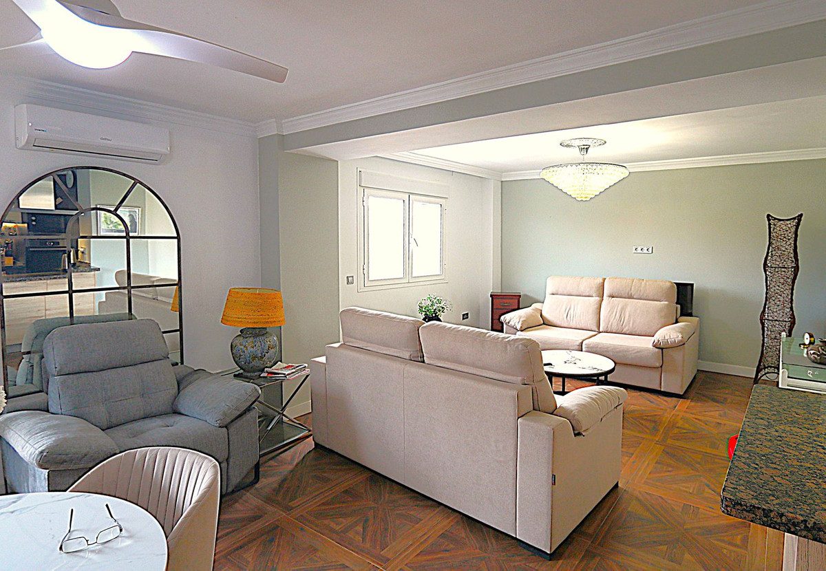 Middle Floor Apartment in Fuengirola, Costa del Sol – 3 beds – 369000 € - photo 1 of 17