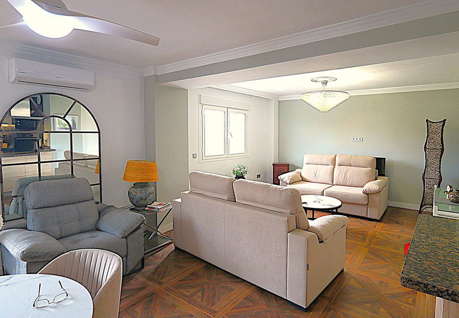 Middle Floor Apartment in Fuengirola, Costa del Sol – 3 beds – 369000 € - photo 1 of 17