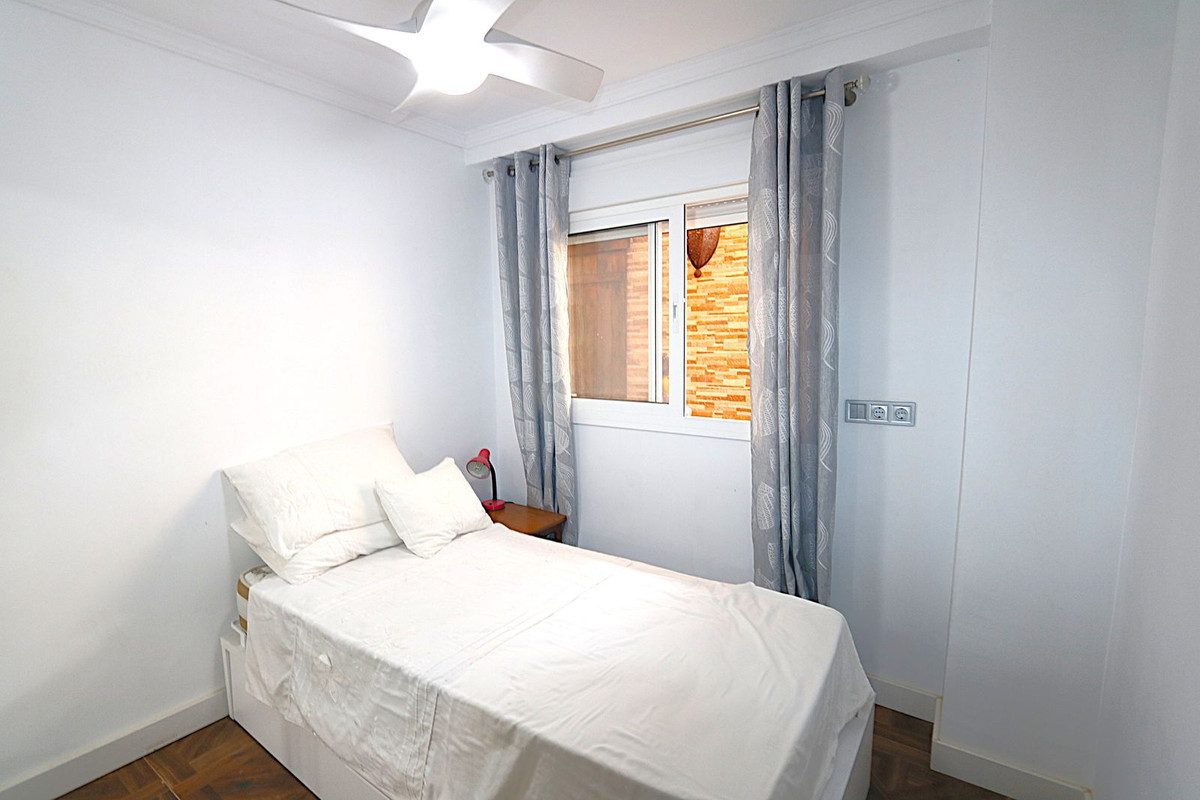 Middle Floor Apartment in Fuengirola, Costa del Sol – 3 beds – 369000 € - photo 12 of 17