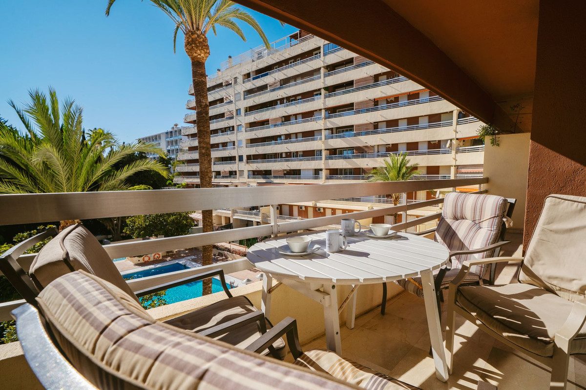 Middle Floor Apartment in Marbella, Costa del Sol – 3 beds – 725000 € - photo 2 of 45