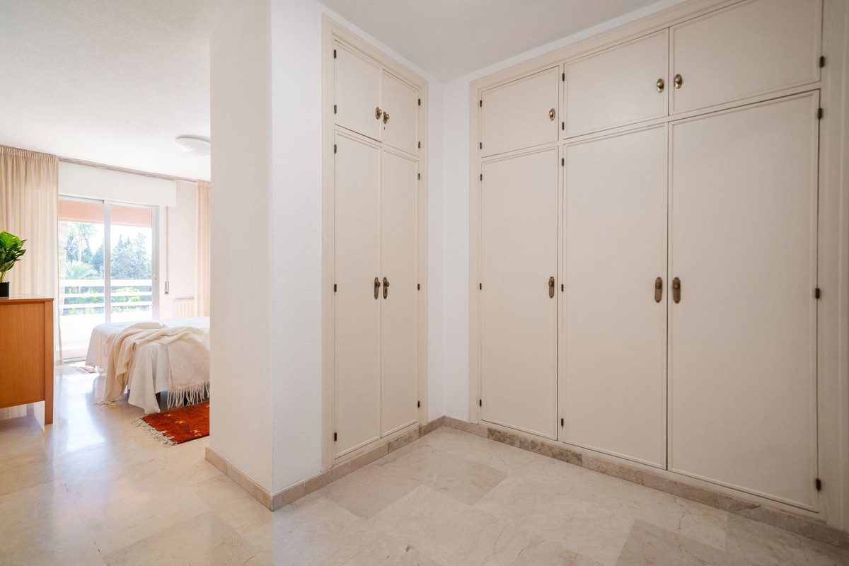 Middle Floor Apartment in Marbella, Costa del Sol – 3 beds – 725000 € - photo 19 of 45