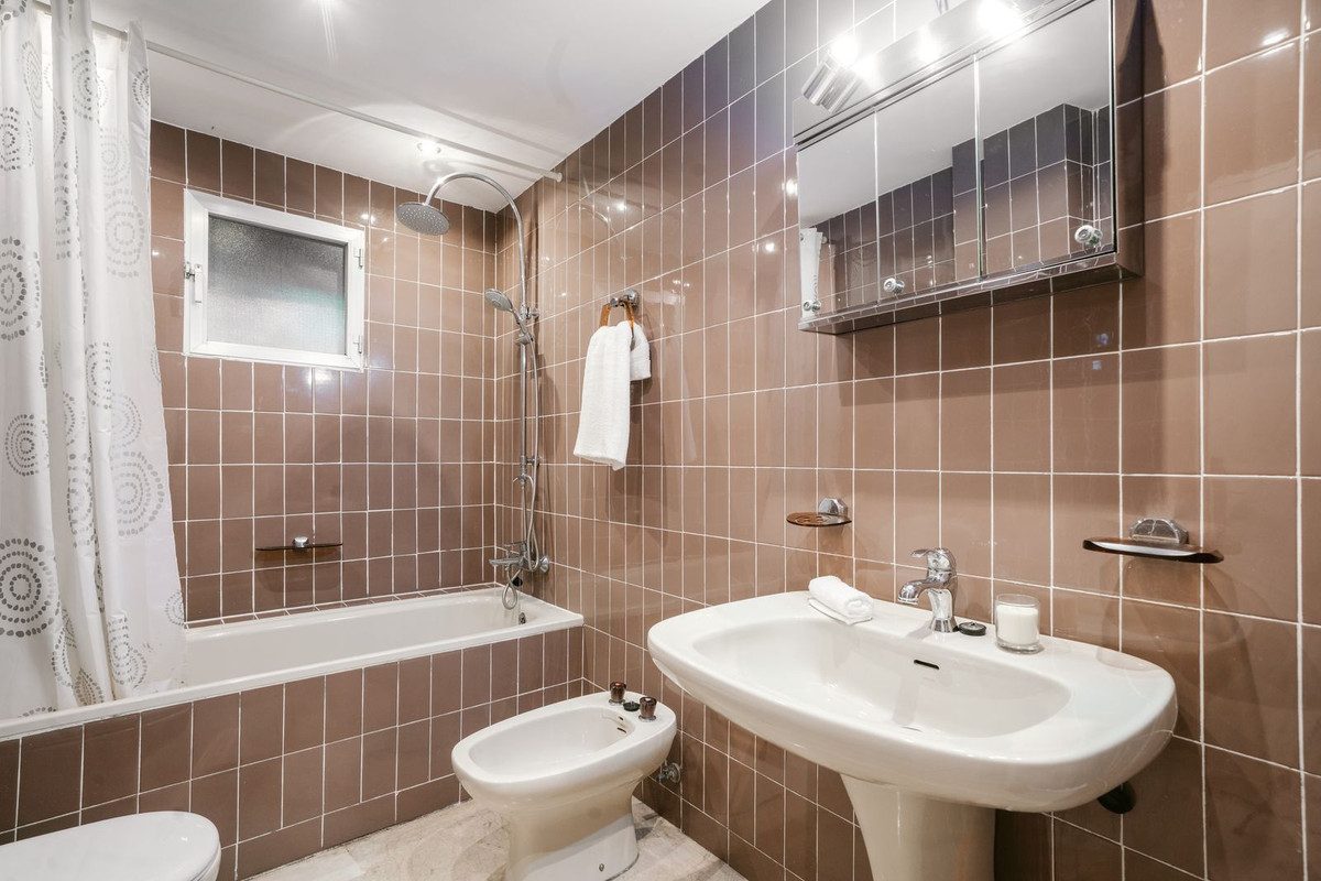 Middle Floor Apartment in Marbella, Costa del Sol – 3 beds – 725000 € - photo 31 of 45