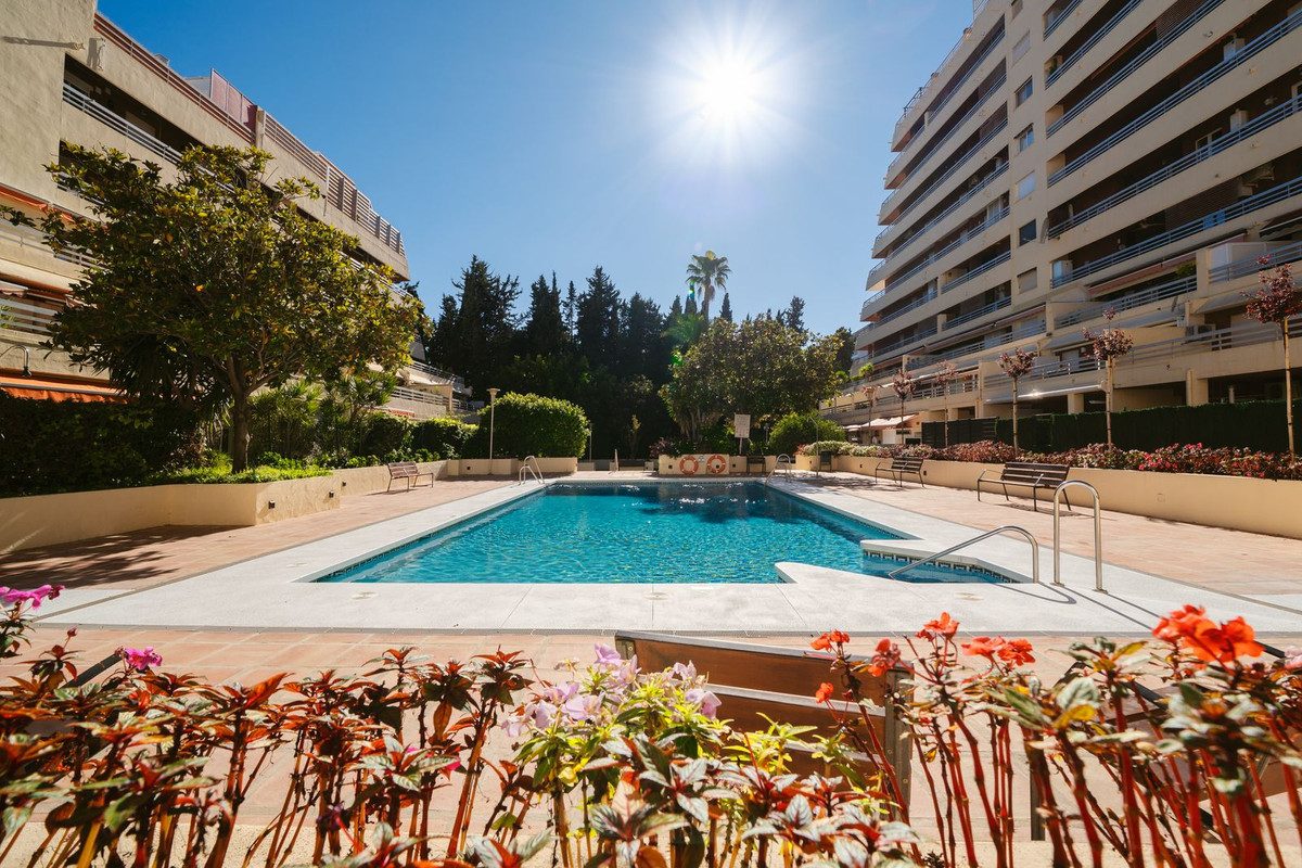Middle Floor Apartment in Marbella, Costa del Sol – 3 beds – 725000 € - photo 42 of 45