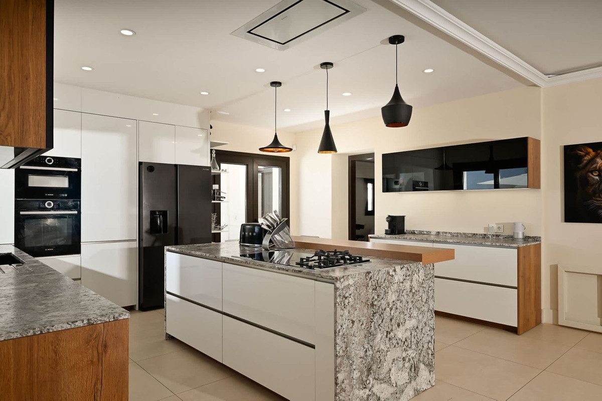 Detached Villa in Marbella, Costa del Sol – 6 beds – 3300000 € - photo 8 of 23
