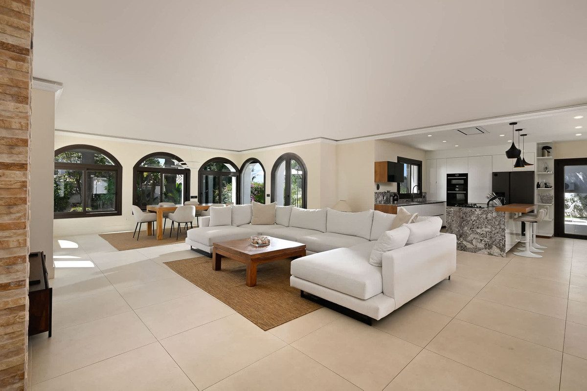 Detached Villa in Marbella, Costa del Sol – 6 beds – 3300000 € - photo 11 of 23