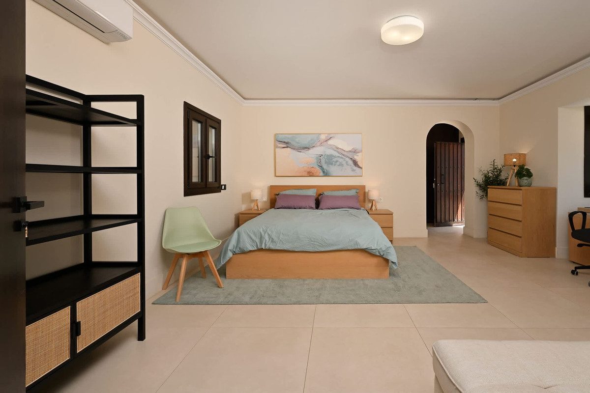 Detached Villa in Marbella, Costa del Sol – 6 beds – 3300000 € - photo 13 of 23