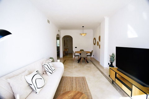 Middle Floor Apartment in Mijas, Costa del Sol – 2 beds – 275000 € - photo 5 of 30