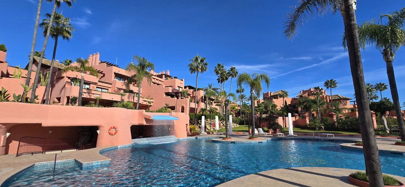 Middle Floor Apartment in Estepona, Costa del Sol – 2 beds – 1475000 €