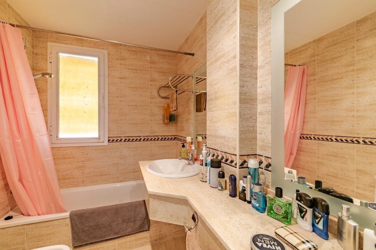 Ground Floor Apartment in Marbella, Costa del Sol – 2 beds – 365000 € - photo 9 of 16