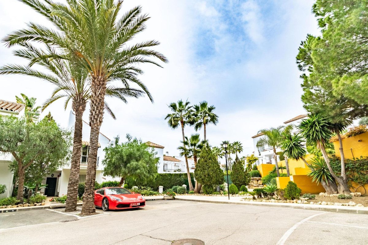 Ground Floor Apartment in Marbella, Costa del Sol – 2 beds – 365000 € - photo 13 of 16