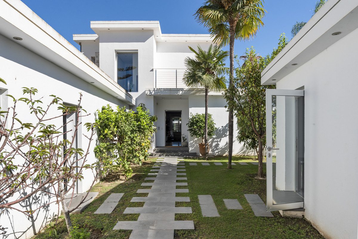 Detached Villa in Marbella, Costa del Sol – 4 beds – 3450000 € - photo 2 of 58