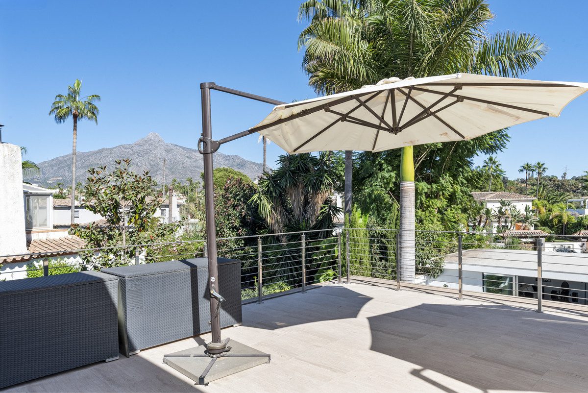 Detached Villa in Marbella, Costa del Sol – 4 beds – 3450000 € - photo 32 of 58