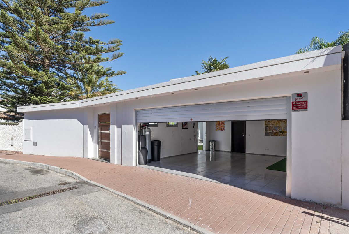 Detached Villa in Marbella, Costa del Sol – 4 beds – 3450000 € - photo 43 of 58
