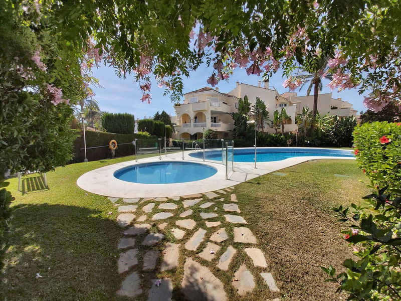 Middle Floor Apartment in El Paraiso, Costa del Sol – 2 beds – 299950 €