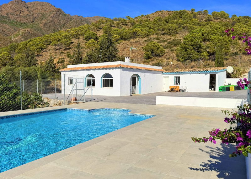 Detached Villa in Estepona, Costa del Sol – 4 beds – 550000 €