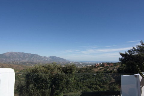 Middle Floor Apartment in Marbella, Costa del Sol – 2 beds – 500000 € - photo 2 of 26