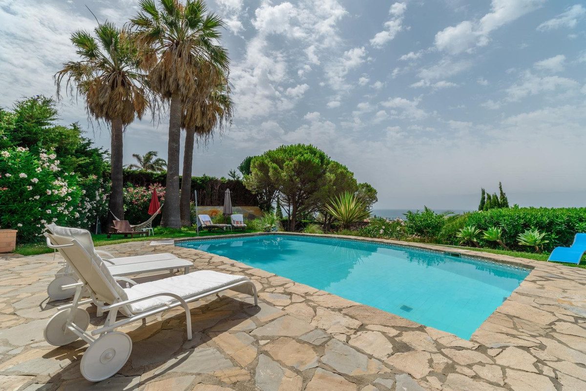 Detached Villa in Estepona, Costa del Sol – 5 beds – 2400000 € - photo 2 of 25