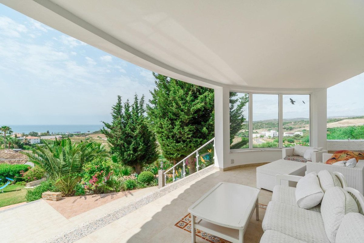 Detached Villa in Estepona, Costa del Sol – 5 beds – 2400000 € - photo 3 of 25