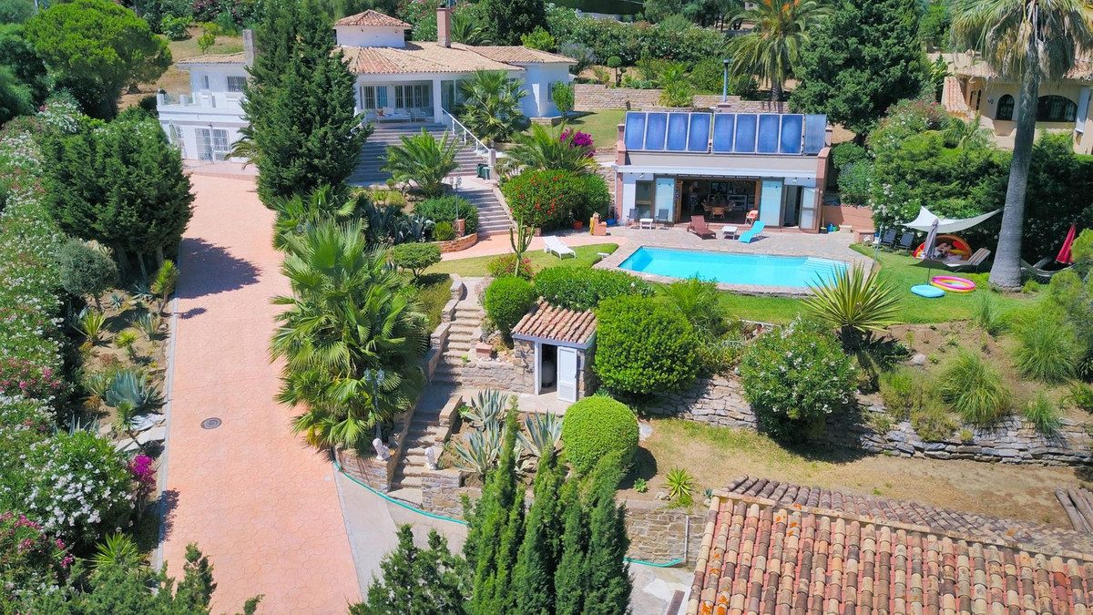 Detached Villa in Estepona, Costa del Sol – 5 beds – 2400000 € - photo 4 of 25