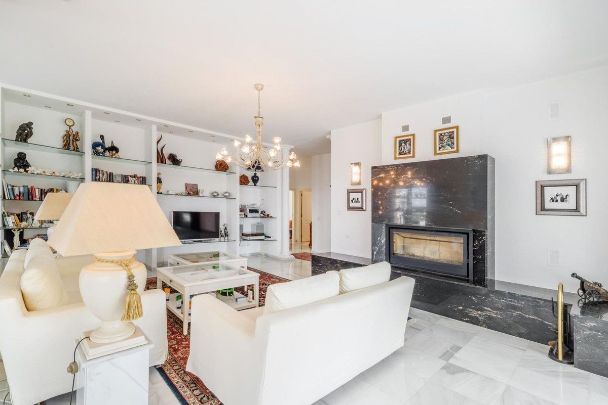Detached Villa in Estepona, Costa del Sol – 5 beds – 2400000 € - photo 5 of 25