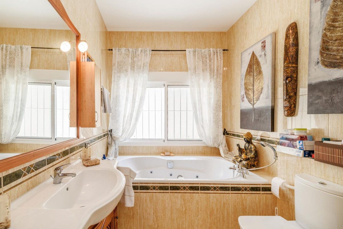 Detached Villa in Estepona, Costa del Sol – 5 beds – 2400000 € - photo 11 of 25