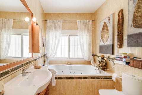 Detached Villa in Estepona, Costa del Sol – 5 beds – 2400000 € - photo 11 of 25