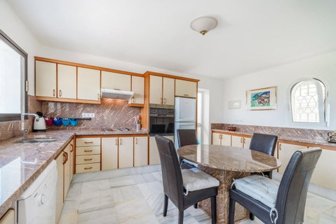 Detached Villa in Estepona, Costa del Sol – 5 beds – 2400000 € - photo 12 of 25