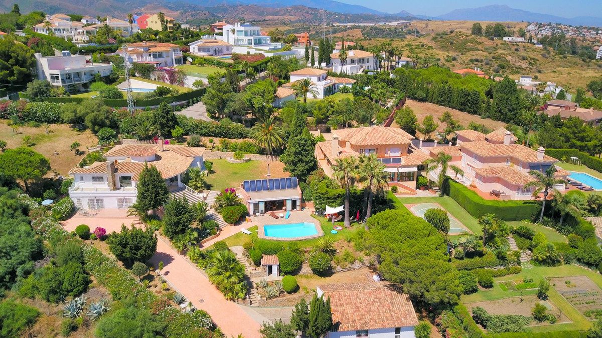 Detached Villa in Estepona, Costa del Sol – 5 beds – 2400000 € - photo 13 of 25