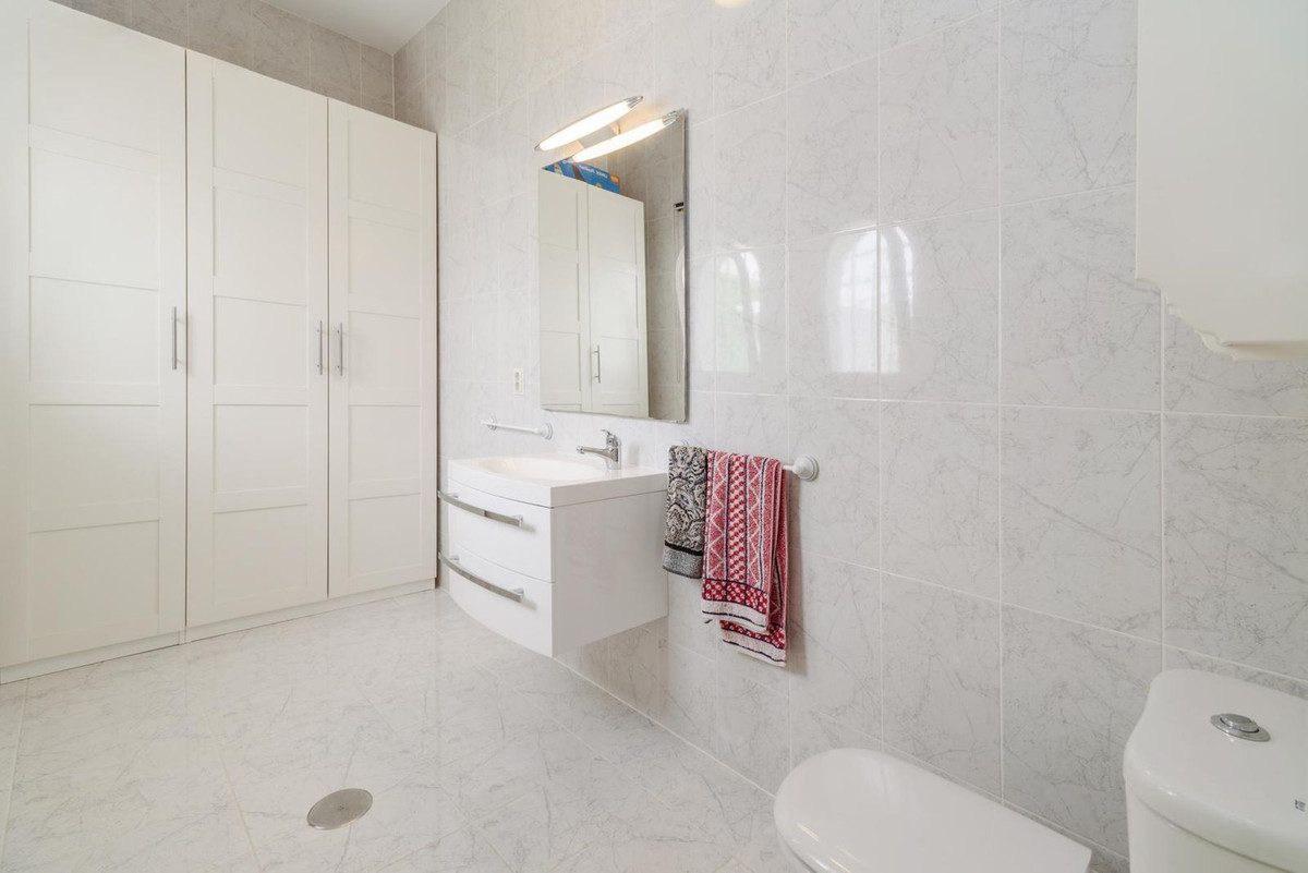 Detached Villa in Estepona, Costa del Sol – 5 beds – 2400000 € - photo 15 of 25