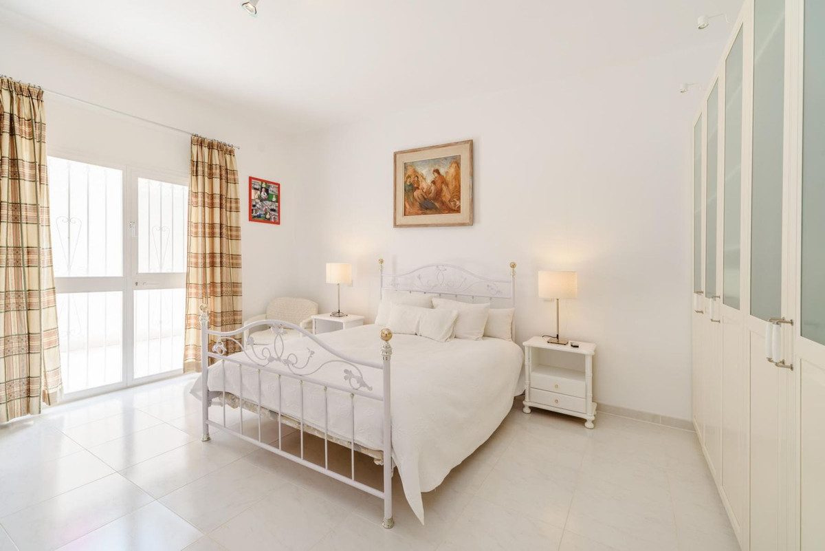 Detached Villa in Estepona, Costa del Sol – 5 beds – 2400000 € - photo 16 of 25