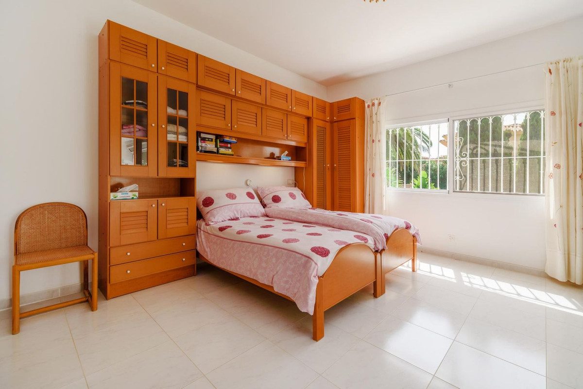 Detached Villa in Estepona, Costa del Sol – 5 beds – 2400000 € - photo 17 of 25