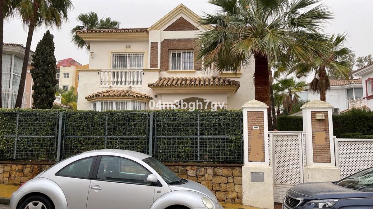 Detached Villa in Estepona, Costa del Sol – 4 beds – 995000 € - photo 1 of 15