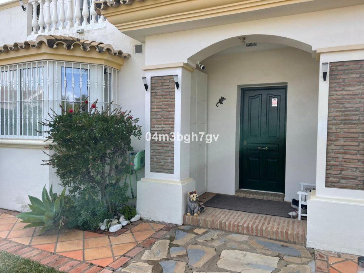 Detached Villa in Estepona, Costa del Sol – 4 beds – 995000 € - photo 2 of 15