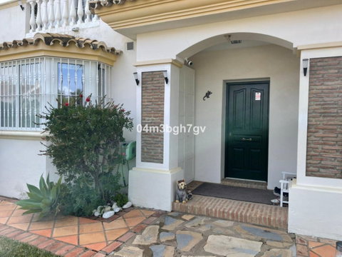 Detached Villa in Estepona, Costa del Sol – 4 beds – 995000 € - photo 2 of 15