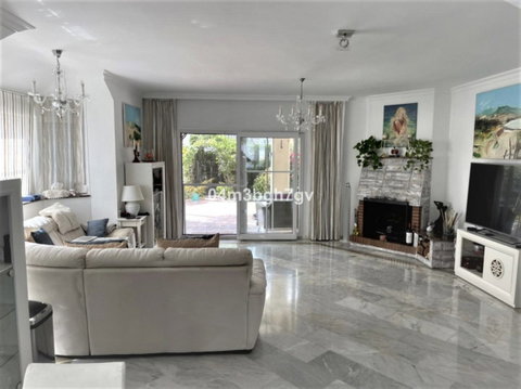Detached Villa in Estepona, Costa del Sol – 4 beds – 995000 € - photo 3 of 15