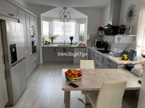 Detached Villa in Estepona, Costa del Sol – 4 beds – 995000 € - photo 5 of 15