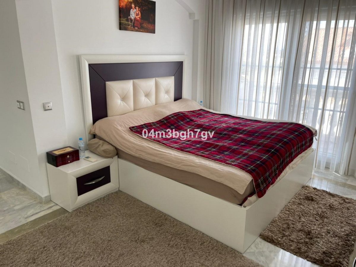 Detached Villa in Estepona, Costa del Sol – 4 beds – 995000 € - photo 7 of 15