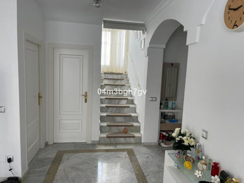 Detached Villa in Estepona, Costa del Sol – 4 beds – 995000 € - photo 10 of 15