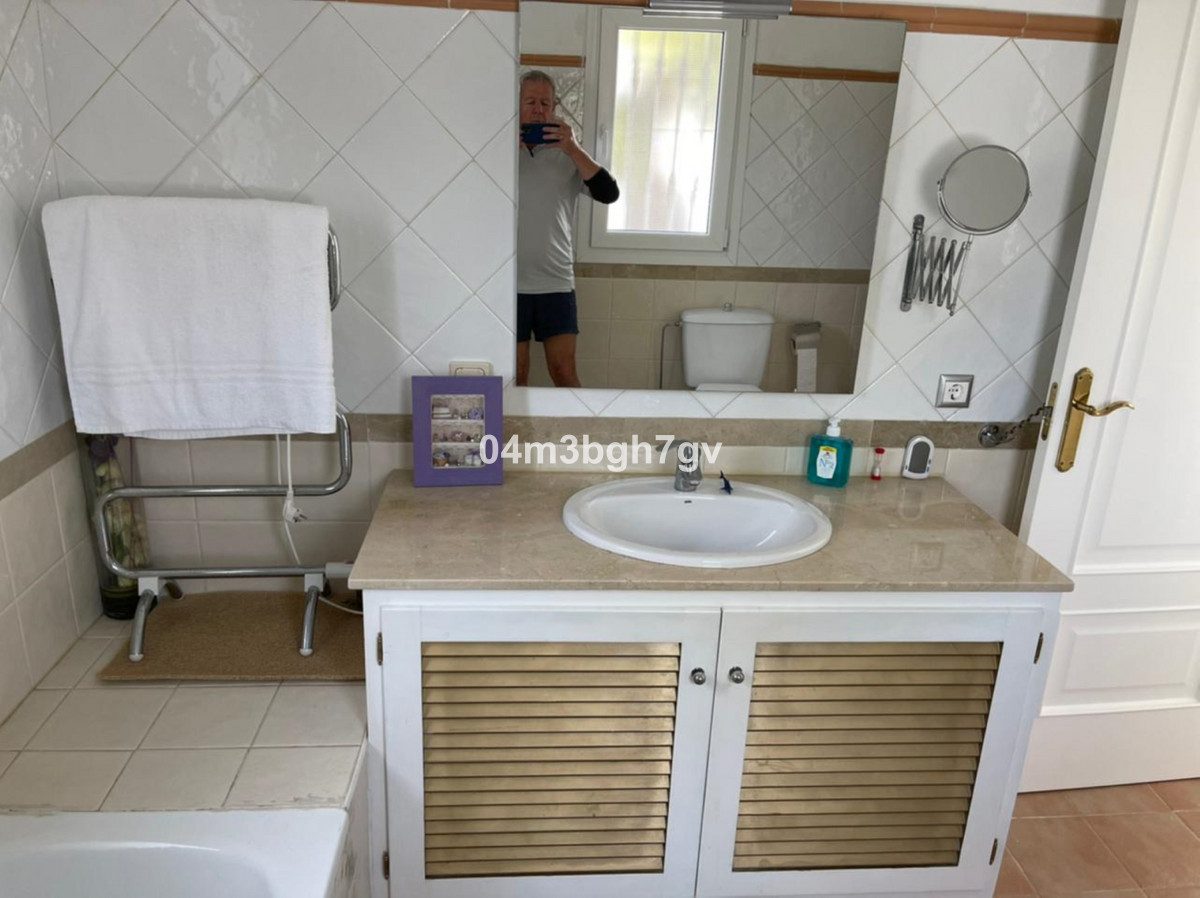 Detached Villa in Estepona, Costa del Sol – 4 beds – 995000 € - photo 12 of 15