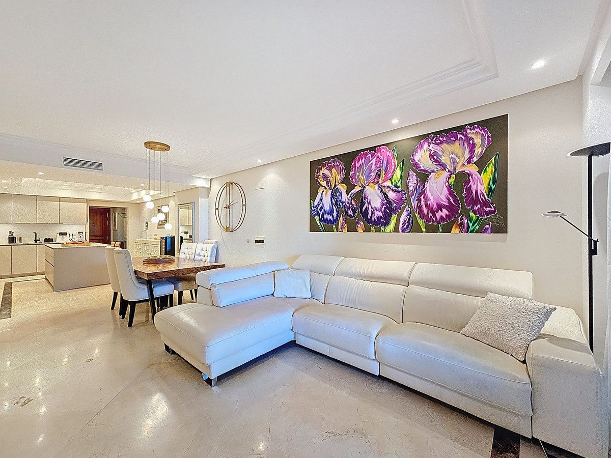 Ground Floor Apartment in Estepona, Costa del Sol – 3 beds – 1200000 € - photo 3 of 40