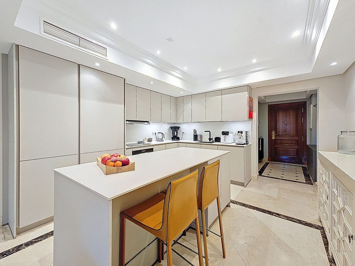Ground Floor Apartment in Estepona, Costa del Sol – 3 beds – 1200000 € - photo 8 of 40