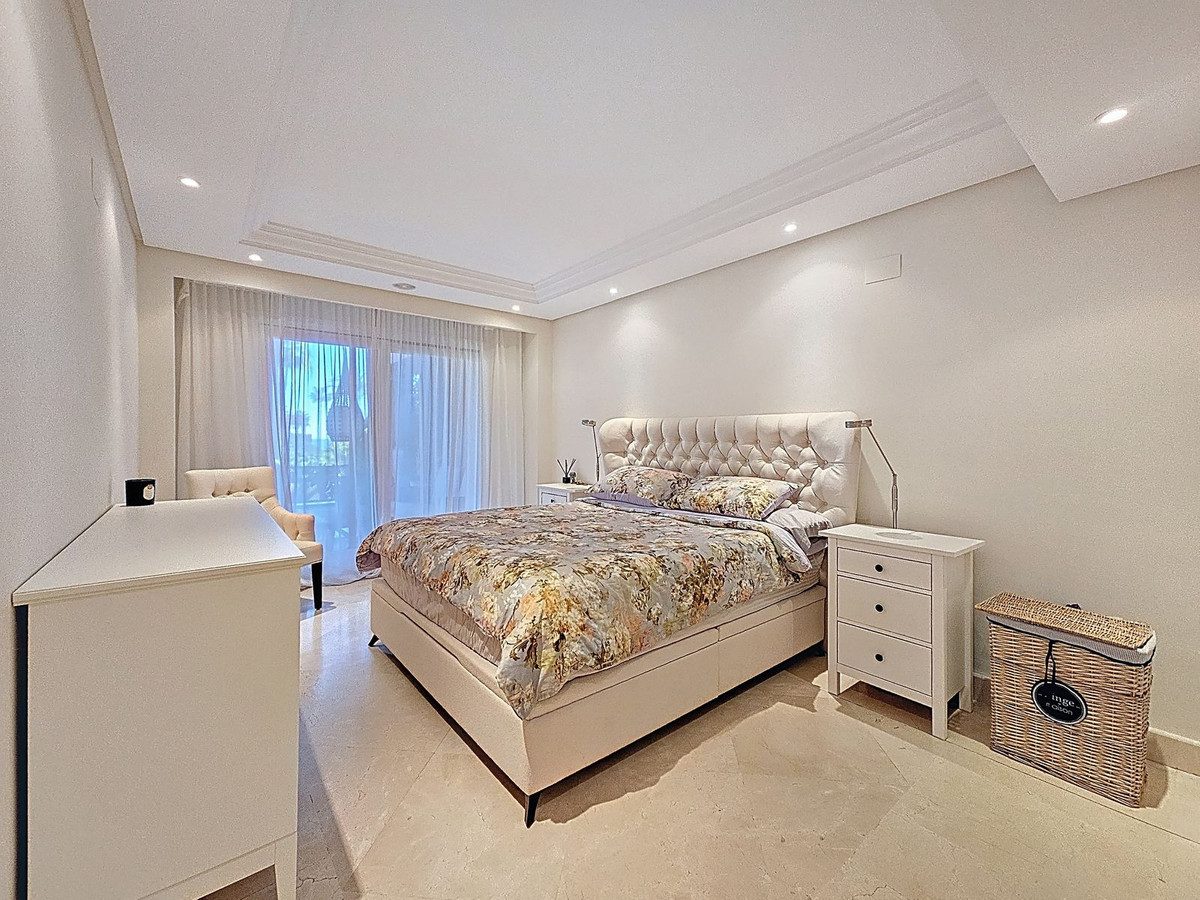 Ground Floor Apartment in Estepona, Costa del Sol – 3 beds – 1200000 € - photo 13 of 40