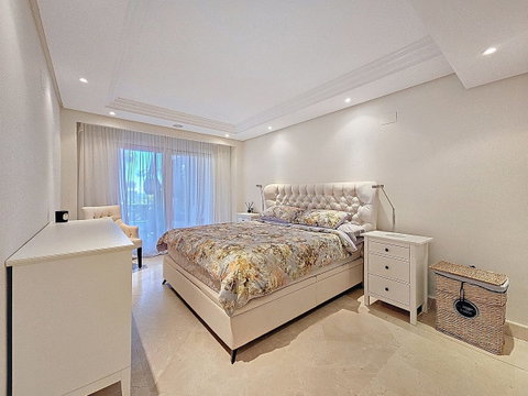 Ground Floor Apartment in Estepona, Costa del Sol – 3 beds – 1200000 € - photo 13 of 40